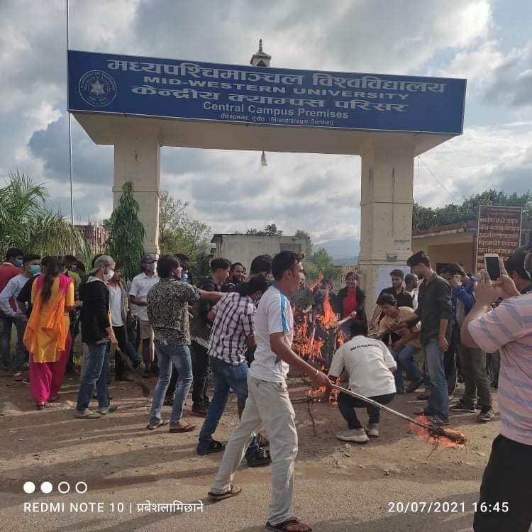 मध्यपश्चिम विश्वविद्यालयमा विद्यार्थी द्वारा अनिश्चितकालीन तालाबन्दी [ मागपत्र सहित ]