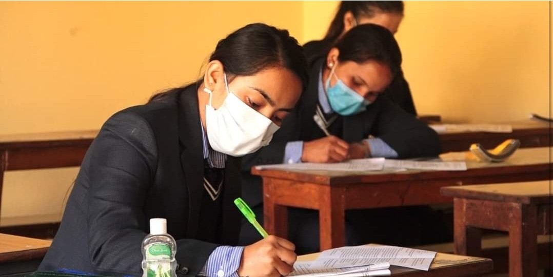 स्वास्थ्य मन्त्रालय र बोर्डको कुरा बाजियो। स्वास्थ्य राज्यमन्त्री उमेश श्रेष्ठले परिक्षा स्थगित घोषणा गरेको केही बेरमा राष्ट्रिय परिक्षा बोर्डका अध्यक्ष चन्द्रमणी पौडेलले भने परिक्षा स्थगित हुदैन।