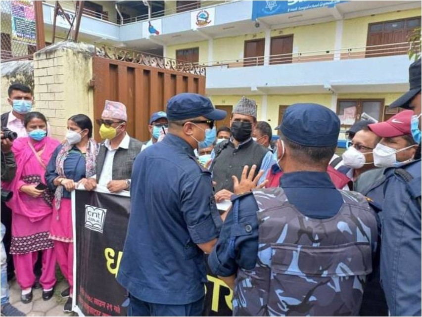 शिक्षक महासंघको धर्ना अगावै प्रहरी हस्तक्षेप : बिद्यालयबाटै पक्राउ परे शिक्षक !
