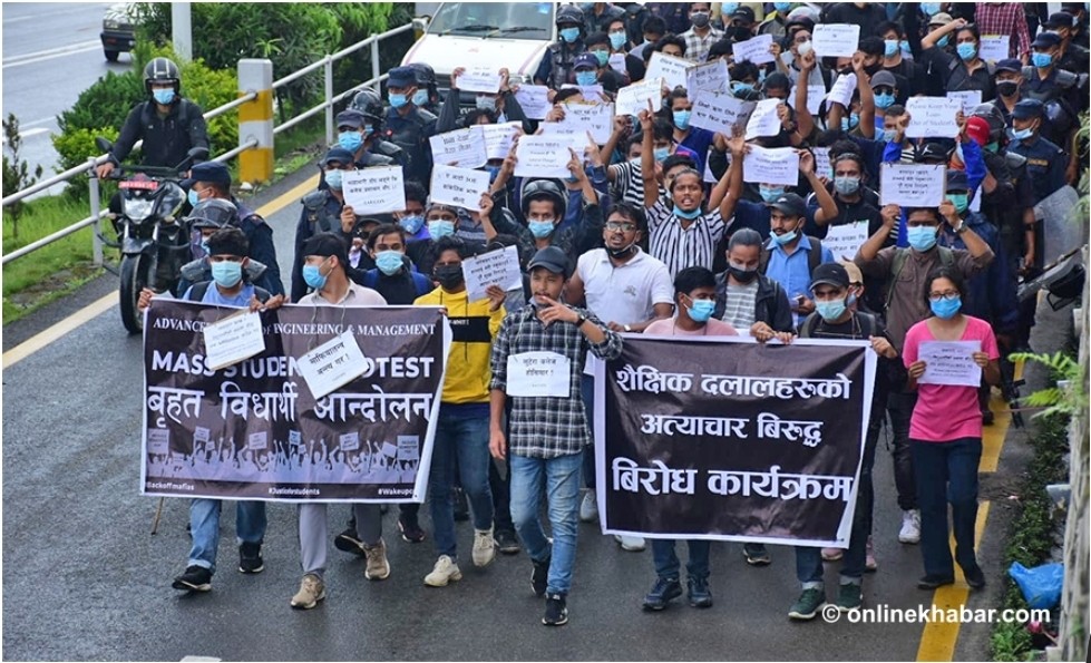 निजि इन्जिनियरिङ कलेज विरुद्ध विद्यार्थीहरु आन्दोलनमा ।