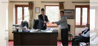 बिद्यालय खोल्न शिक्षकले बुझाए मेयरलाई ज्ञापन पत्र