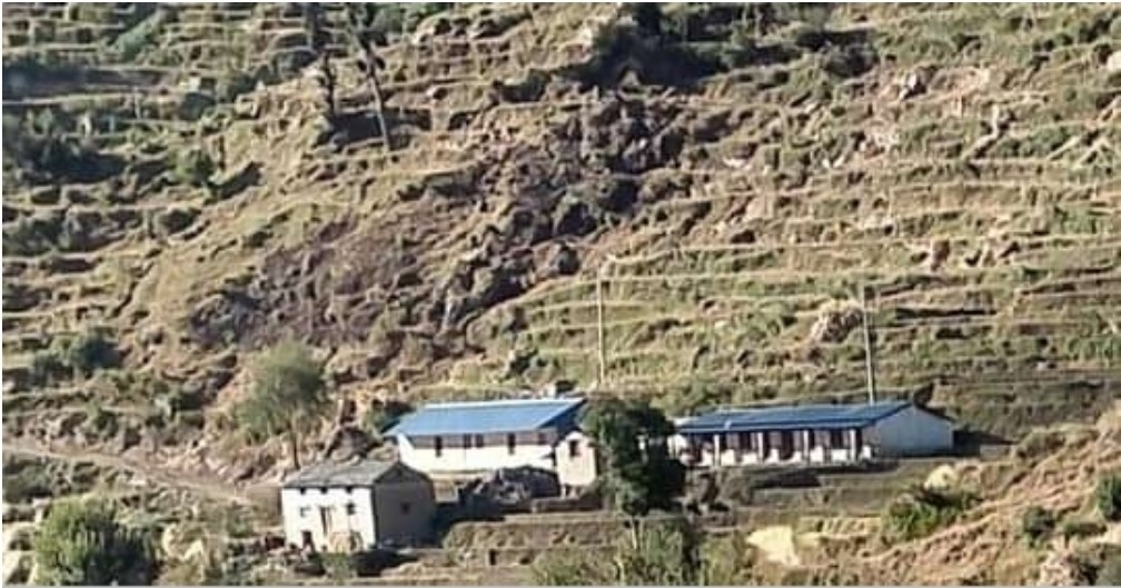 बिद्यालय शिक्षिकालाई शिक्षकले भगाउदा पठनपाठन ठप्प।