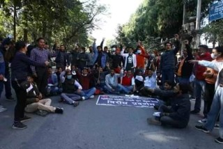 विप्लवनिकट विद्यार्थी संगठनले गर्‍यो मूल्य वृद्धि बिरुद्ध चक्काजाम। प्रहरीद्वारा धरपकड, २५ जना नेता गिरफ्तार।