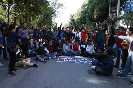 विप्लवनिकट विद्यार्थी संगठनले गर्‍यो मूल्य वृद्धि बिरुद्ध चक्काजाम। प्रहरीद्वारा धरपकड, २५ जना नेता गिरफ्तार।