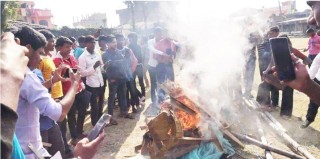 परीक्षा स्थगित गरी विद्यालयमा दलको चुनाव गरेको बिरोधमा बिद्यार्थीले गरे तोडफोड र आगजनी।