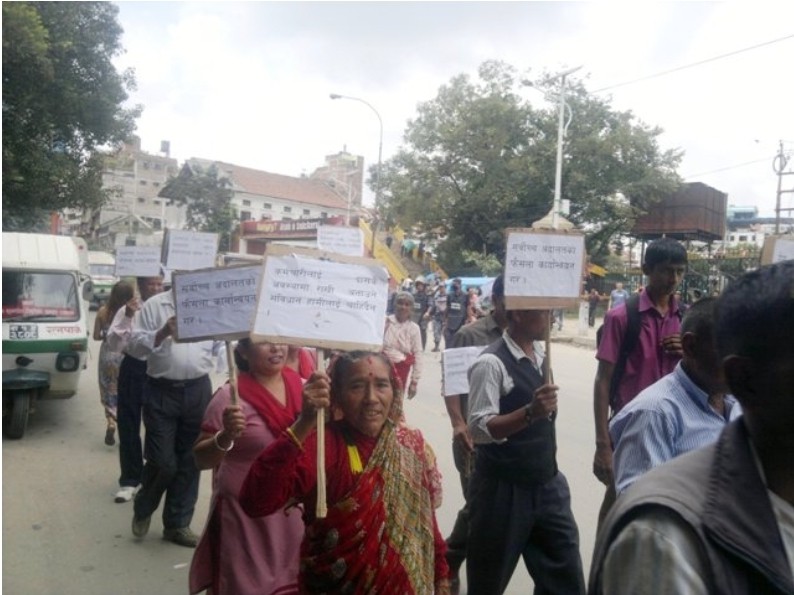 बढेको तलब माग गर्दै इसिडी शिक्षक कर्मचारीले गरे नगरपालिकामा तालाबन्दी ।