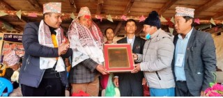 मनकारी मोहनकुमार जसले बिद्यालयलाई जग्गा दान दिए।