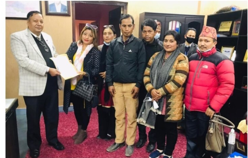 अस्थायी करार शिक्षकले शिक्षामन्त्रीलाइ बुझाए, ज्ञापनपत्र आन्तरिक प्रतिस्पर्धा हुनुपर्ने माग।
