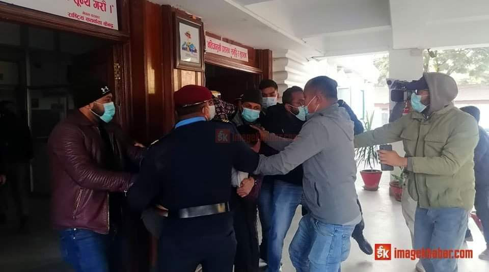 मेडिकल संचालक सुनिल सर्मालाई सिंहदरबार भित्रै  दल्यो कालोमोसो ।
