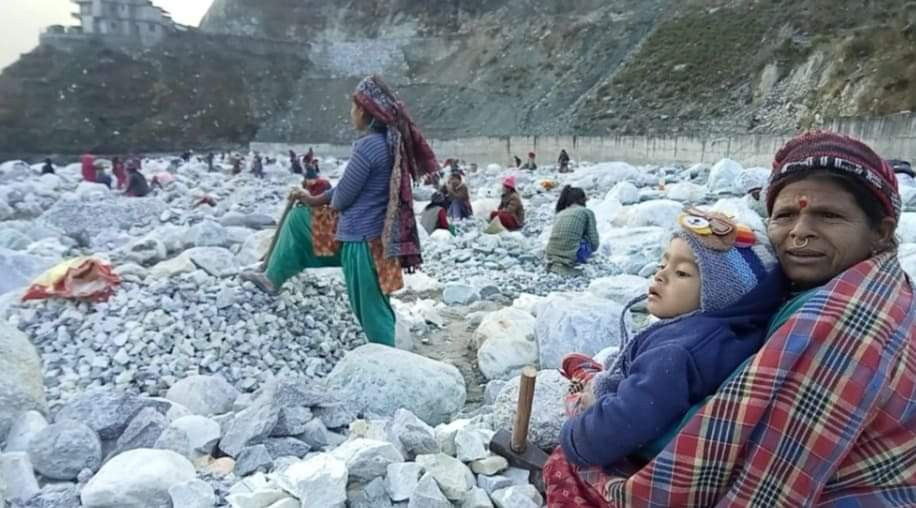 गिट्टि कुटेर धानेको जिन्दगी । मर्मस्पर्शी यथार्थता