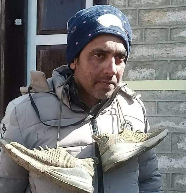 क्रान्तिकारीले लगायो सव-इन्जिनियरलाई कार्यालयभित्रै कालो मोसो र जुत्ताको माला ।