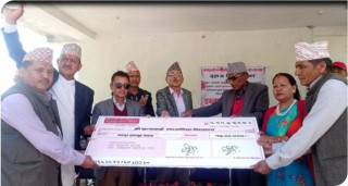 वडाध्यक्षद्वारा ५ बर्षको सेवासुबिधा बापत १५ लाख रुपियाँ बिद्यालयलाई प्रदान।