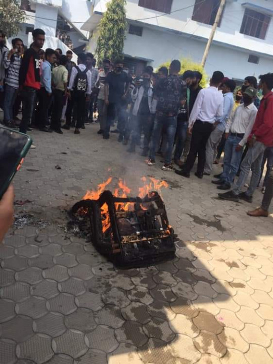 बिश्वबिद्धालयमा बिकृत राजनीति, विद्यार्थीले जलाए प्रिन्सीपलको कुर्सी।