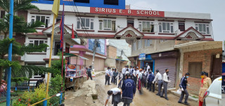 बाताबरण दिवसको अवसरमा साइरियस स्कुलका विद्यार्थीद्वारा सडक सरसफाइ।