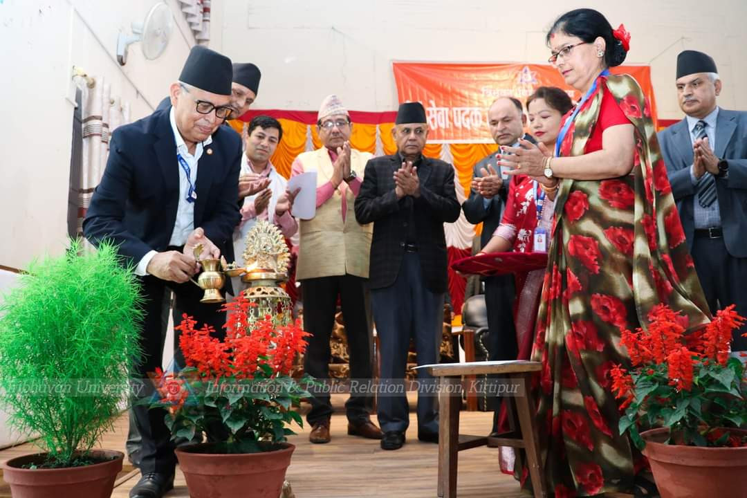 दीर्घ सेवा पदक तथा प्रमाणपत्र वितरण ।