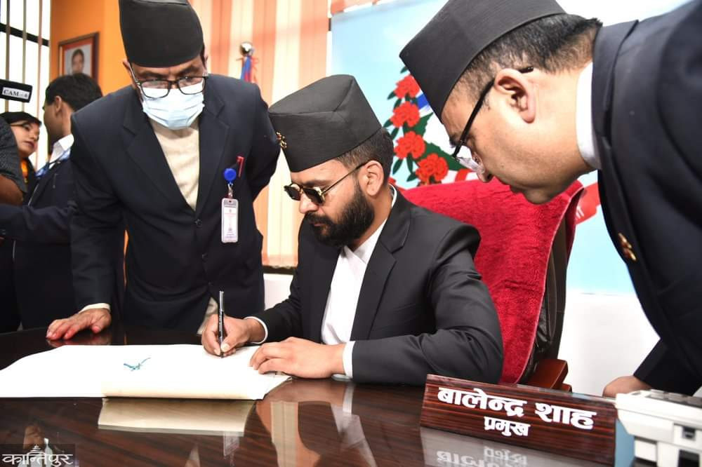 सामुदायिक विद्यालयमा कार्यरत शिक्षकलाई दलिय आबद्धता त्याग्न निर्देशन ।