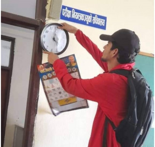त्रिवि परिक्षा नियन्त्रक सचिवालयको ढोकामा विद्यार्थीले झुन्ड्याए घडी र क्यालेन्डर