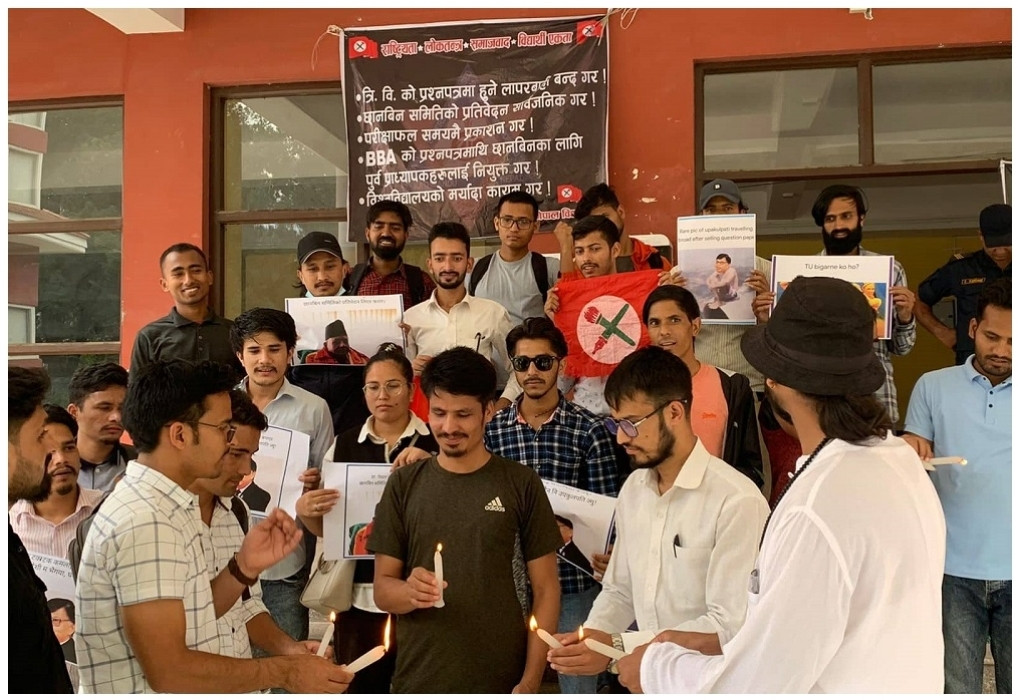 नेविसंघद्वारा त्रिवि उपकुलपति कार्यालय अगाडि दिउँसै मैनबत्ती बालेर प्रदर्शन।