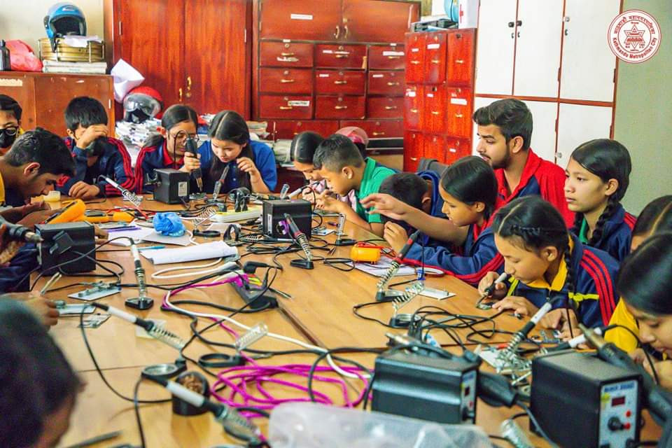 'बुक फ्री फ्राइडे’ मा बिद्यालय अनुगमन गर्दै मेयर बालेन।