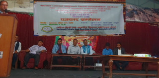 एन.प्याब्सन काठमाडौले हाजिरिजवाफ प्रतियोगिता गर्दै।