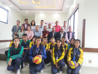 गेटवे कलेज र काठमाडौ जिल्ला भलिबल संघको आयोजनामा सामुदायिक बिद्यालयलाई भलिबल बितरण।