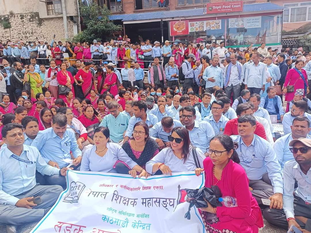 आन्दोलनको दोस्रो दिन, शिक्षक बिद्यालय समयमै आन्दोलनमा उपस्थित हुने