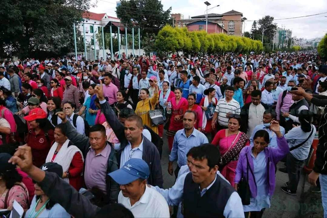 आमजुंगी विद्यालयका शिक्षकले गरे दलीय आबद्ध नहुने घोषणा।