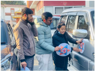 विद्यार्थीहरुले टाँसे, बिश्वबिद्यालयको गाडिमा बिश्वबिद्यालयकै स्टिकर ।
