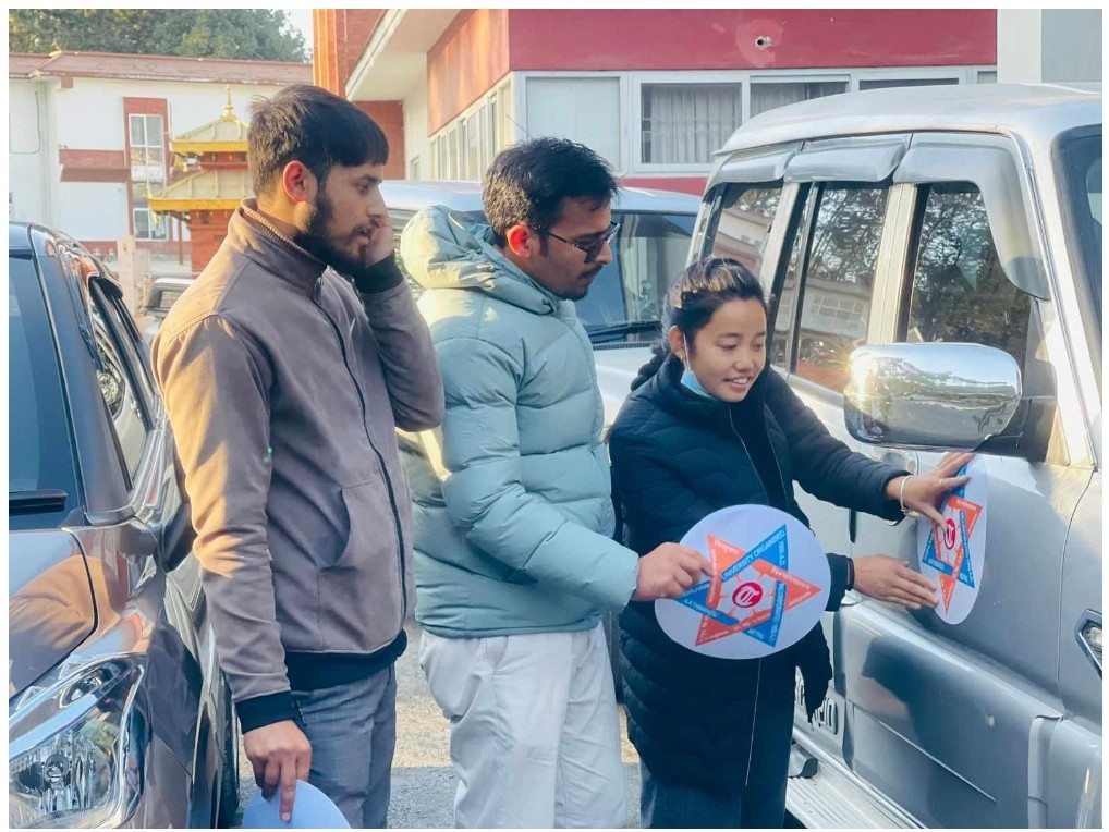 विद्यार्थीहरुले टाँसे, बिश्वबिद्यालयको गाडिमा बिश्वबिद्यालयकै स्टिकर ।