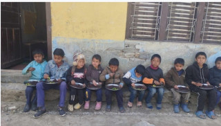 बिद्यालयमा दिवा खाजा: गाउँकै स्थानिय परिकार कोदो र मकै अनिवार्य