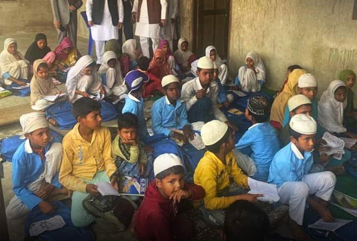 भुइँमा बसेर पढ्छन् मदरसाका विद्यार्थी