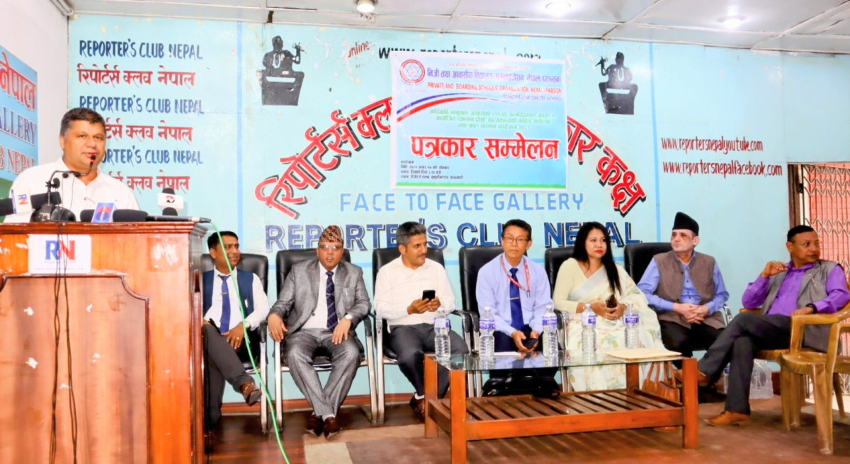 प्याब्सन काठमाडौले कविता प्रतियोगिता तथा स्रष्टा सम्मान गर्दै।