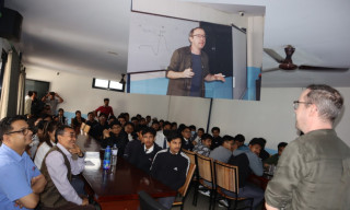 बर्नहार्टका आइटी विद्यार्थीलाई गूगलका सफ्टवेयर इन्जिनियर टम लेनले लिए क्लस
