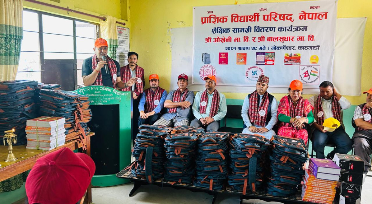 परिषदद्वारा गाेकर्णेश्वरकाे ओख्रेनि र बालसुधार मा.विमा १२० विद्यार्थीलाई शैक्षिक सामग्री वितरण