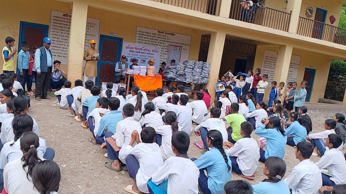 भूकम्प प्रभावित सानिभेरी रूकुमकाे विद्यालयमा शैक्षिक सामग्री वितरण