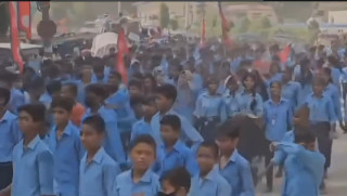शिक्षकको माग गर्दै विद्यार्थी सडकमा