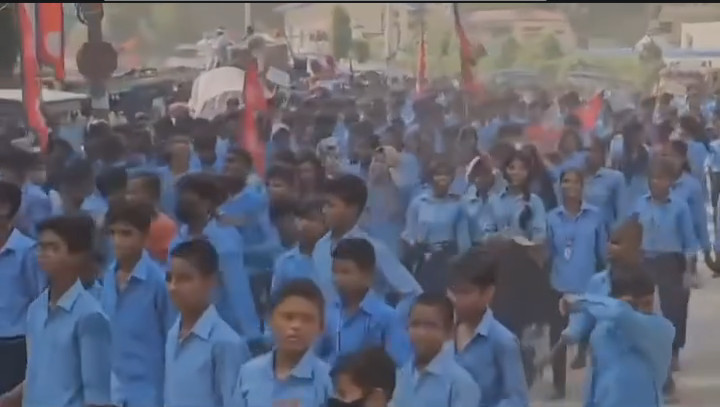 शिक्षकको माग गर्दै विद्यार्थी सडकमा