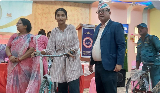 विद्यार्थीलाई साइकल सहयोग