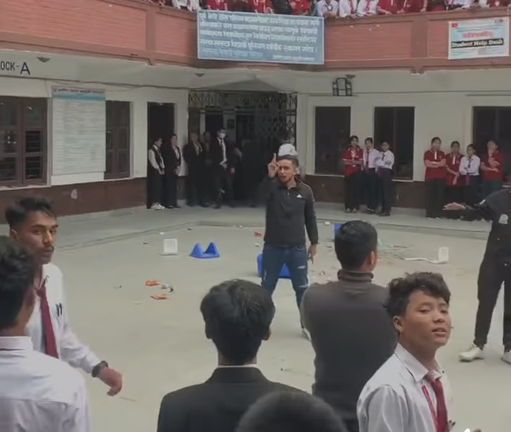ग्रामिण आदर्श बहुमुखी क्याम्पसमा अनेरास्ववियु द्वार तोडफोड र तालाबन्दी