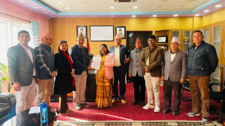 विद्यालय तहमा अनिवार्य स्वास्थ्य शिक्षा लागु गर्न मन्त्री भट्टराईलाई ज्ञापनपत्र