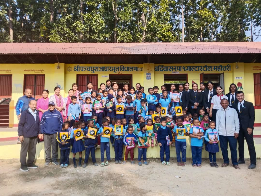 शैक्षिक भ्रमणको बचत रकमबाट शैक्षिक सामाग्री वितरण