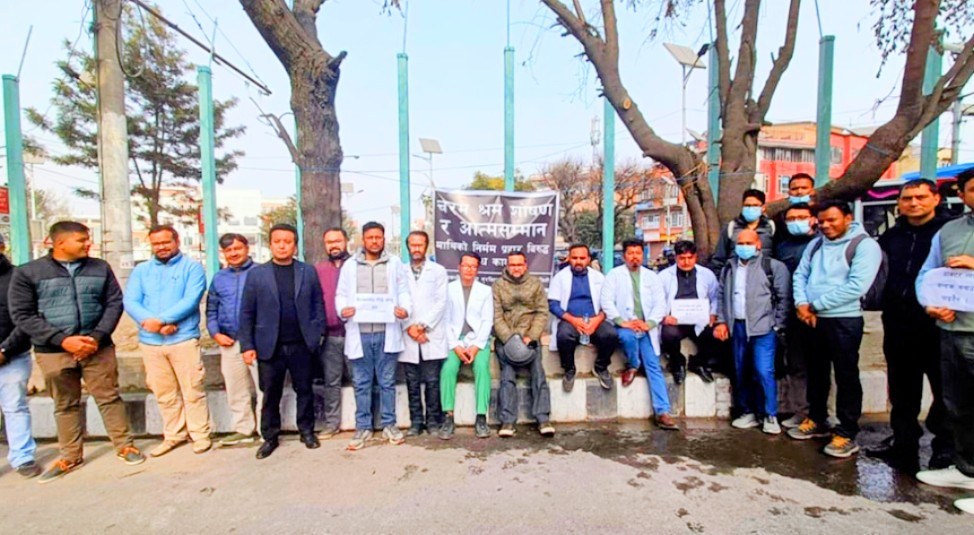 चिकित्सकलाई निर्वाह भत्ता दिने निर्णय विरुद्ध चिकित्सकहरू सडक आन्दोलनमा
