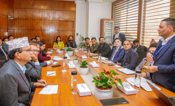 सामुदायिक विद्यालयको शिक्षण क्रियाकलापका लागि स्मार्ट बोर्ड वितरण गर्दै कामनपा