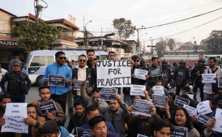 भारतमा नेपाली छात्राको मृत्युपछि भारतीय दूतावास अगाडि विद्यार्थी प्रदर्शन