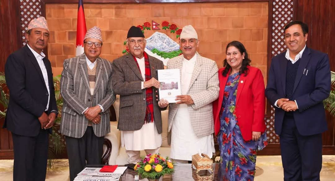 संस्कृत विश्वविद्यालयको जग्गा छानबिन समितिको प्रतिवेदन प्रधानमन्त्रीलाई हस्तान्तरण