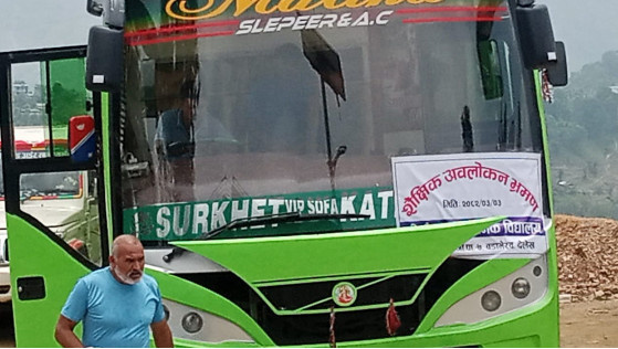 बिद्यालय बन्द गरेर शिक्षक जनप्रतिनिधि शैक्षिक भ्रमणमा ।
