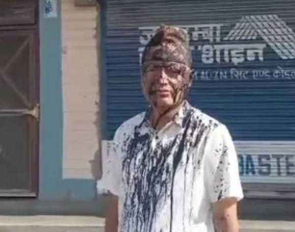 छोरेपाटन मा.वि. व्यवस्थापन समितिका अध्यक्ष पहारीलाई क्रान्तिकारी द्वारा कालोमोसो