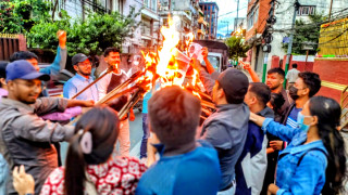 अखिल (क्रान्तिकारी)द्वारा प्रधानमन्त्री र शिक्षामन्त्रीको पुत्ला दहन