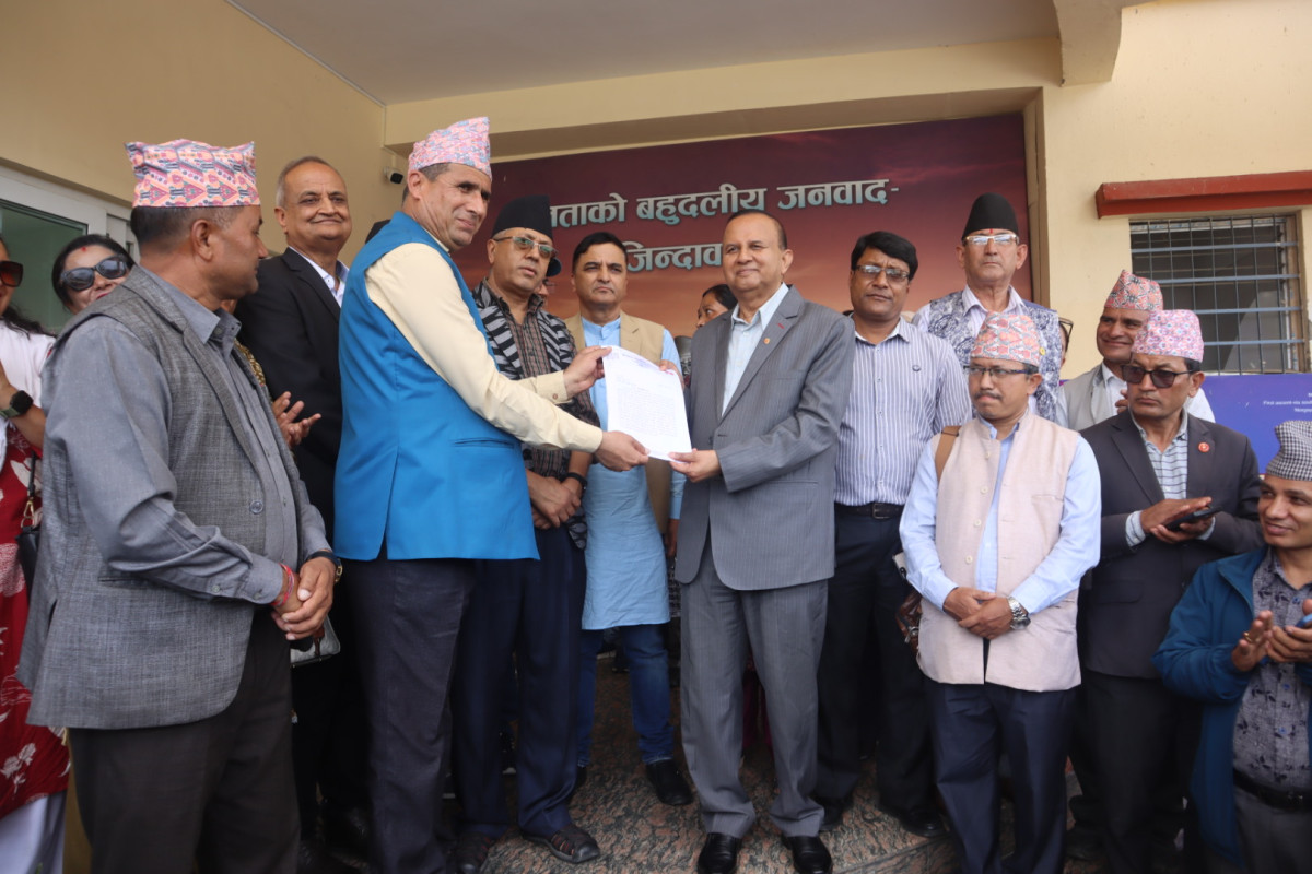 शिक्षक महासंघद्वारा एमाले मुख्यालयमा धर्ना - एमाले महासचिवले बुझे ध्यानाकर्षण