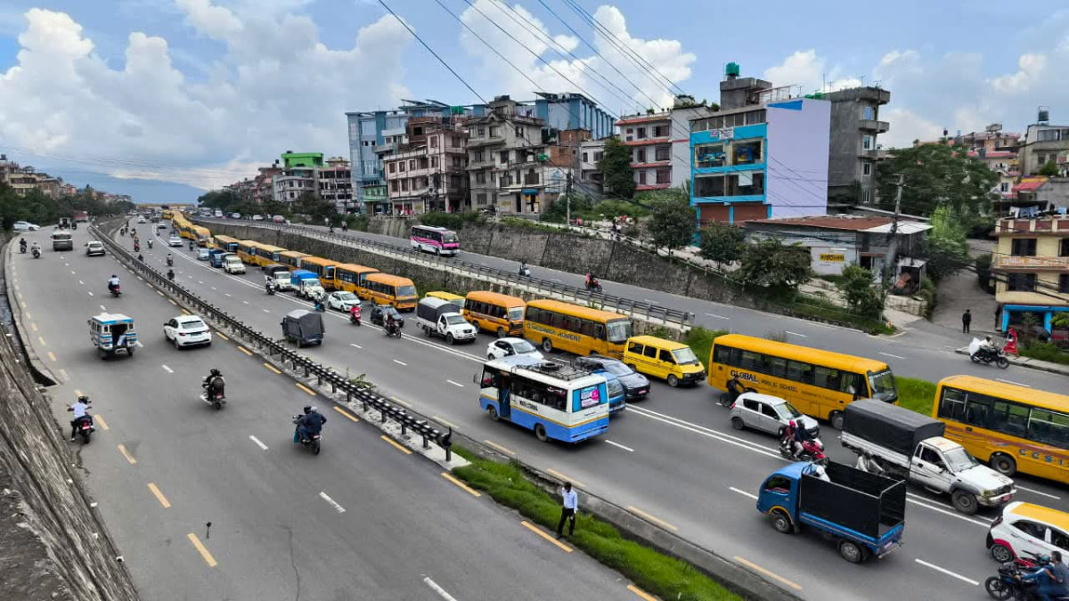 शिक्षा विधेयकको बिरोध: चक्रपथमा निजि विद्यालय बसको र्‍याली ।